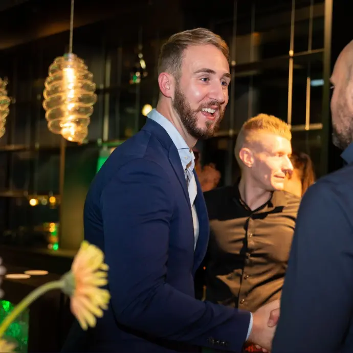 Samenwerking tussen horecaondernemer en AI-softwarepartner binnen de hospitality branche.